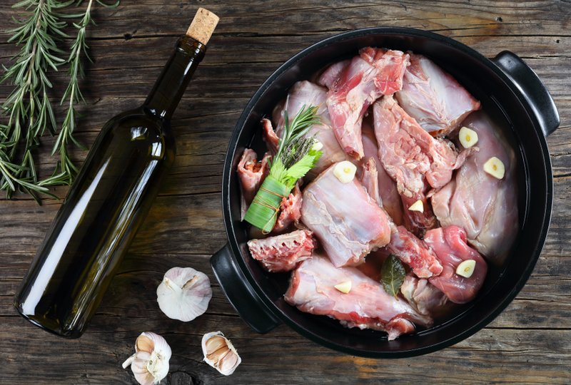 🐇🍽️ Receita de Coelho ao Vinho Tinto: Um Banquete Saboroso para os Sentidos 🍷🌿